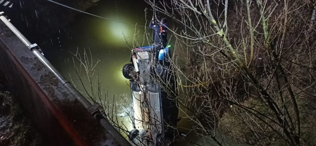Çaya uçan otomobilde baba-oğul can verdi