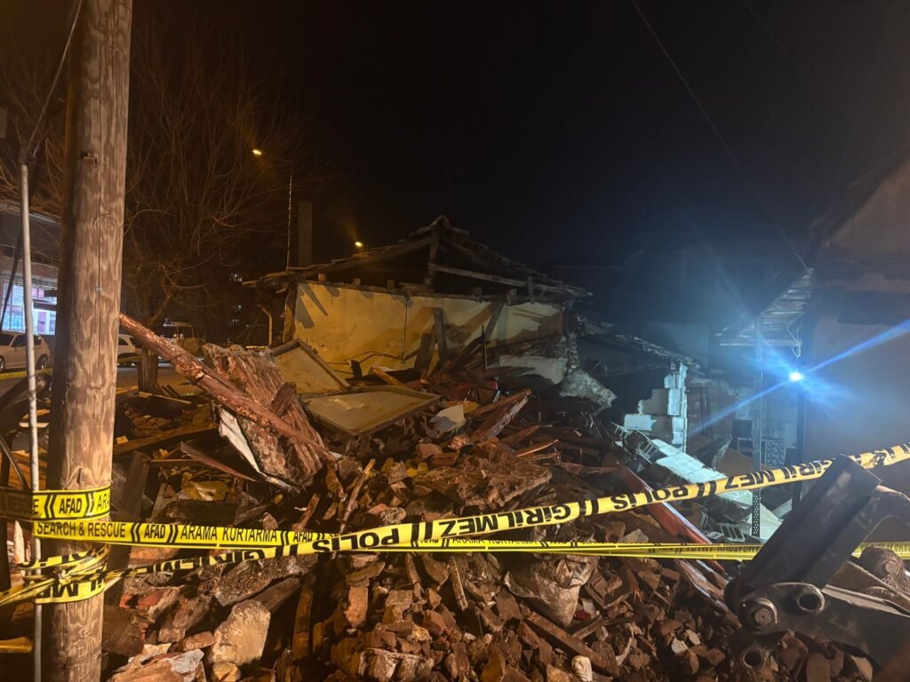 Edirne’de metruk bina çöktü, mahsur kalan 5 kişi kurtarıldı