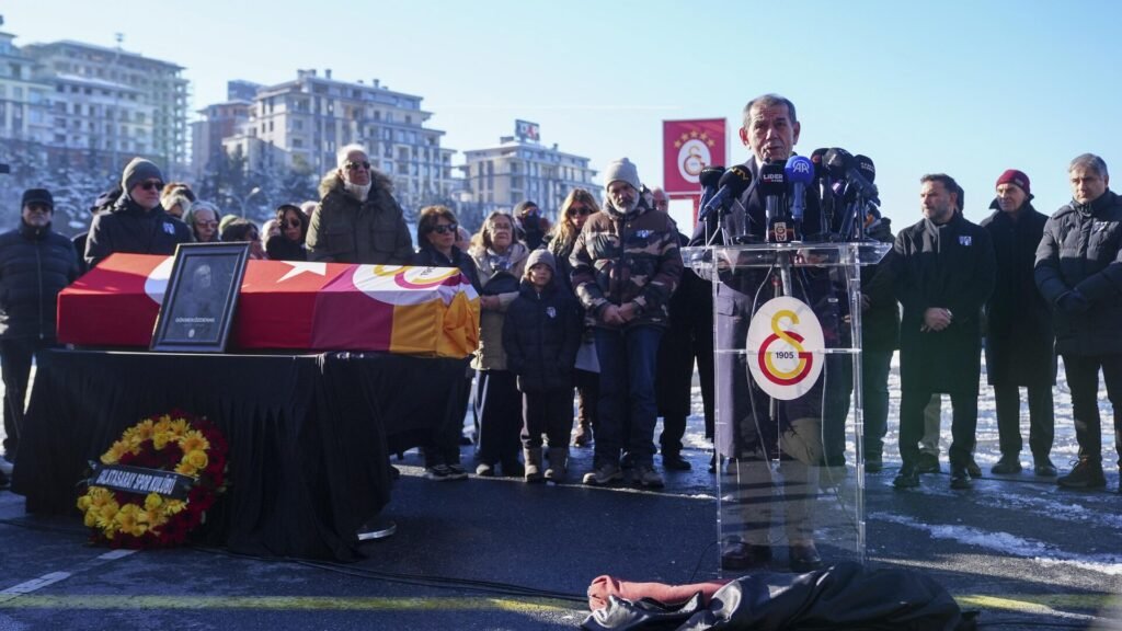Galatasaray’ın efsane ismi Gökmen Özdenak’ı son yolculuğuna uğurlayan Fatih Terim son konuşmalarını anlattı