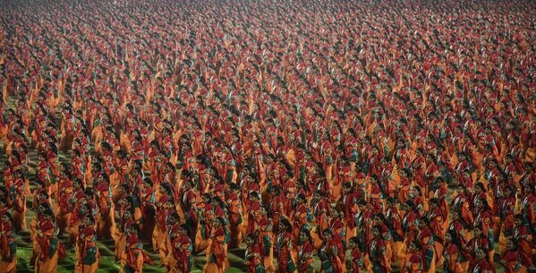 Hindistan’da yaklaşık 10 bin dansçı Guinness Dünya Rekoru için sahne aldı