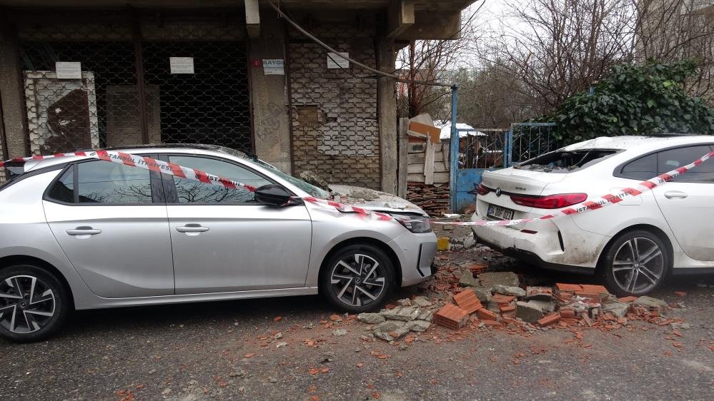 İstanbul’da dört katlı binada balkon çöktü