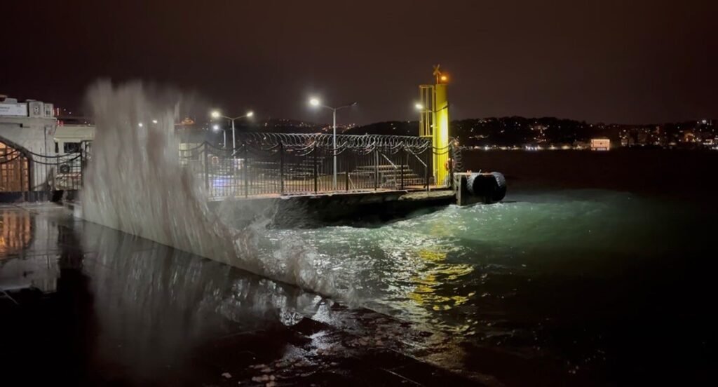 İstanbul’da lodos fırtınası etkili oluyor