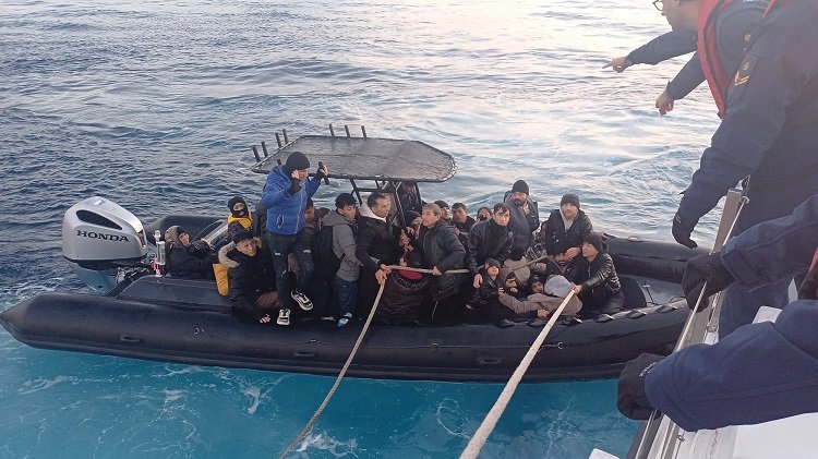 İzmir açıklarında 56 kaçak göçmen yakalandı