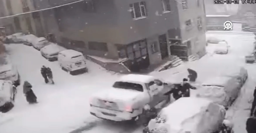 Kağıthane’de yokuşta kayan pikap, karda oynayan çocuklara çarptı