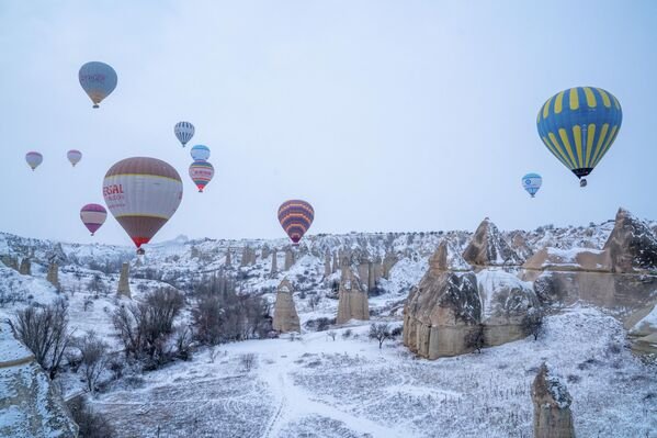 Kapadokya’da kar altında balon uçuşu: Peribacaları beyaza büründü