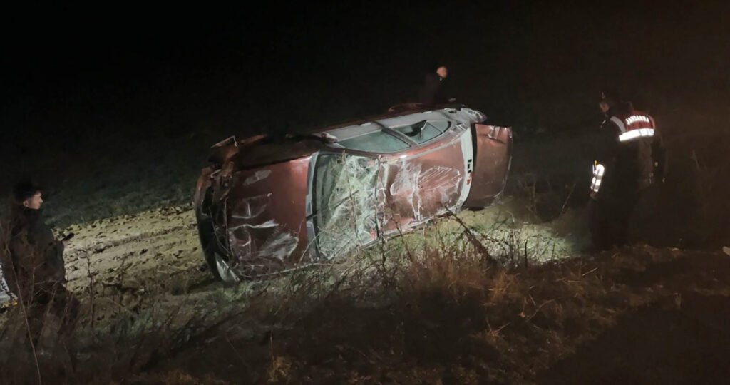 Karşı şeride geçip tarlaya devrildi. 1 ölü, 1 ağır yaralı