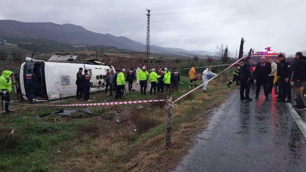 Memurları taşıyan servis kazasında acı haber: Hemşire hayatını kaybetti
