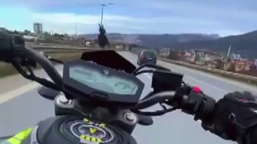 Ölümüne şov yaptı. 174 kilometre hızla gitti, cezayı yedi