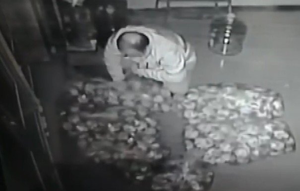 Rakip fırına şeytanın aklına gelmeyecek oyun. Geceleri çaldığı ekmekleri küflendirip geri getirdi