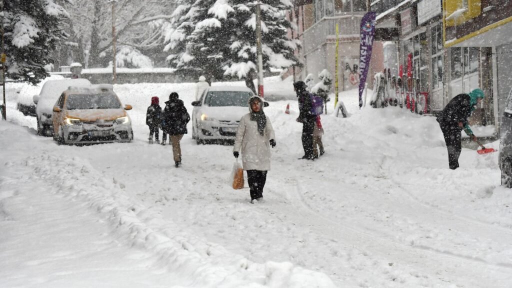 Sıcaklıklar hızla düşüyor, bazı illerde yoğun kar yağışı için sarı kodlu uyarı yapıldı: Bölge bölge hava durumu