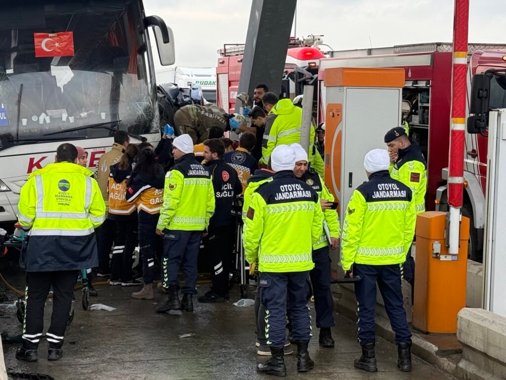 Silivri’de otomobil gişe ile otobüs arasına sıkıştı. Ölü ve yaralılar var