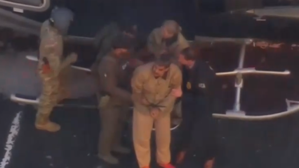 Tarihi anlar: Kaçırılan Venezuella lideri Maduro ve eşi New York’ta mahkemeye sevk ediliyor