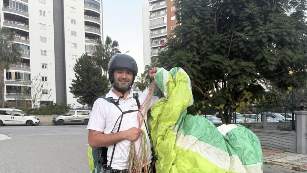 Uçuş yapan paraşütçü havadayken aldığı çay davetine ‘geliyorum’ yanıtı vererek iniş yaptı