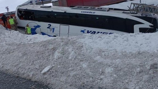 Van’da yolcu otobüsü kaza yaptı. Yaralılar var