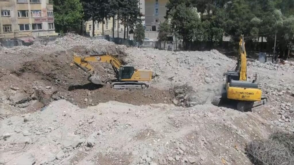 Yıkımı yapılan binaya bitişik apartmanın duvarının olmadığı ortaya çıktı: Bazı daireler açıkta kaldı