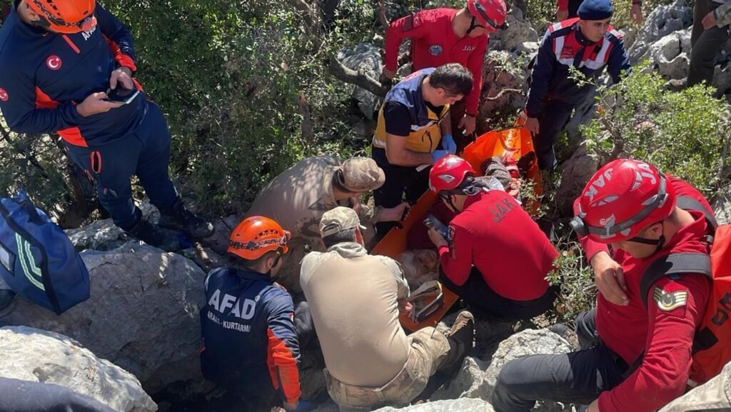 80 yaşındaki kadın dağda kaybolmuştu: ‘Kayaların arasında sıkışmış olarak bulduk’