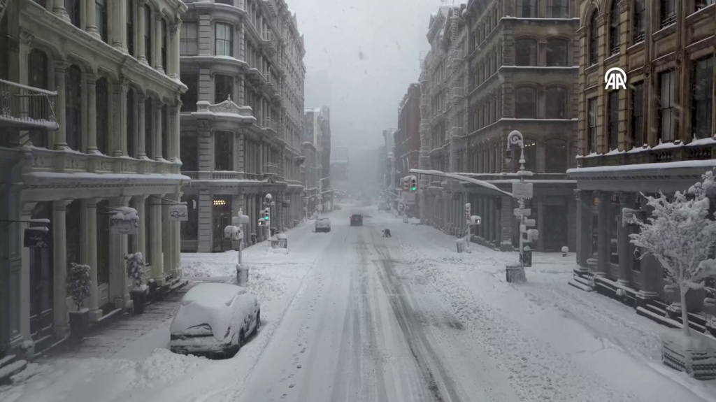 ABD’de Bomba Siklon etkili oluyor: New York hayalet kente döndü, 40 milyon kar fırtınası altında