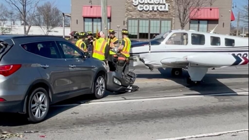 ABD’de otoyola acil iniş yapan tek motorlu uçak 3 araca çarptı