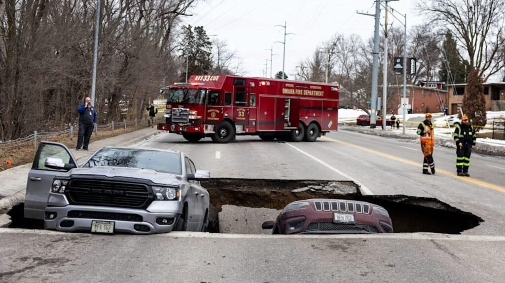 ABD’de yol çöktü: İki araç oluşan obruğa düştü