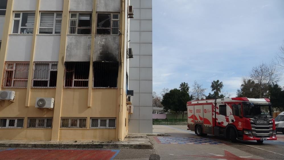 Antalya’da okulda yangın paniği. Öğrenciler tahliye edildi