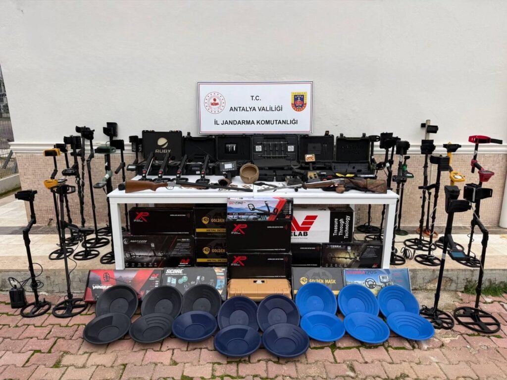 Antalya’da tarihi eser operasyonu: Milyonluk tarihi sikke ve dedektör ele geçirildi
