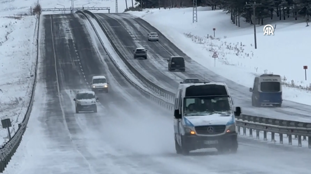 Ardahan-Şavşat kara yolu kar ve tipi yüzünden araç geçişine kapatıldı