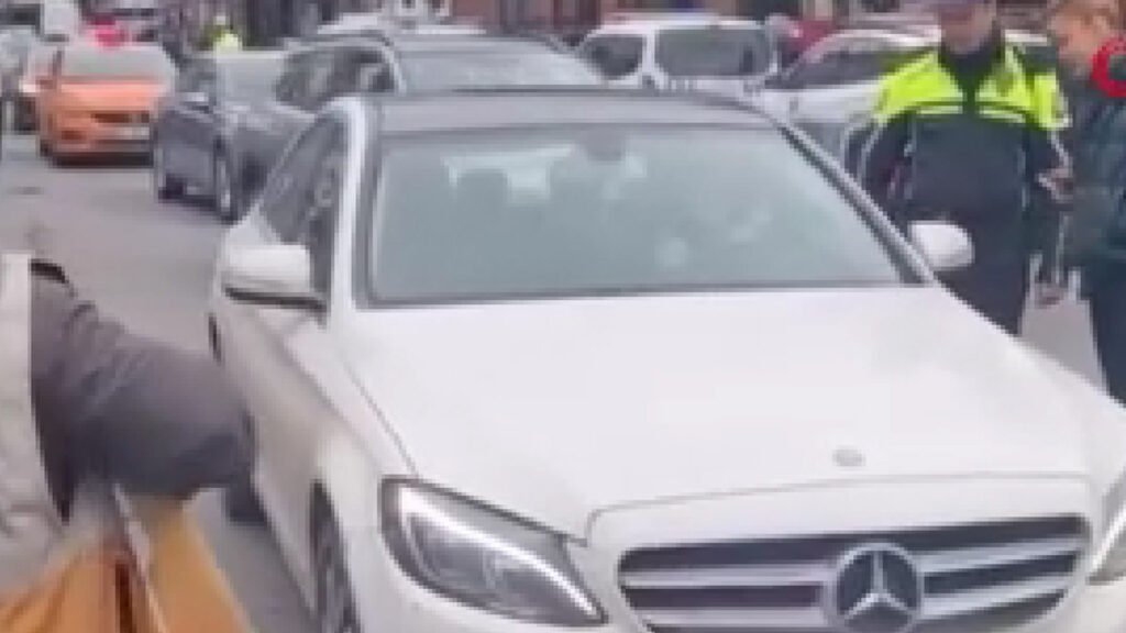 Beşiktaş’ta tuhaf olay. Yolda durdurduğu aracında dans etti