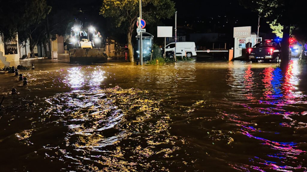 Bodrum ve Marmaris’te sel. Aracıyla suya kapılan kişi aranıyor