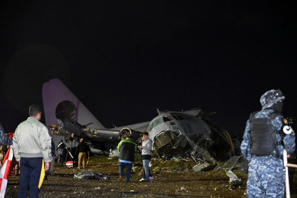 Bolivya’da para taşıyan askeri uçak düştü