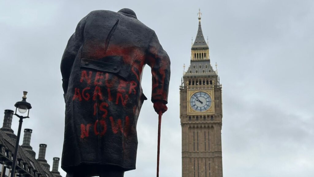 Churchill’in heykeline “Siyonist savaş suçlusu” yazıldı