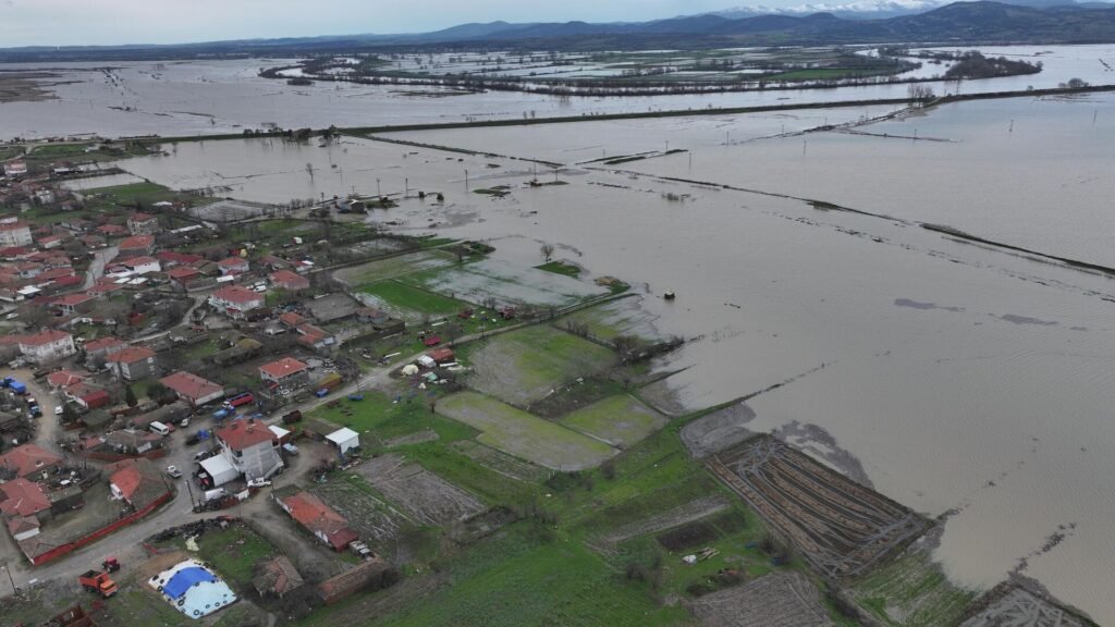 Debisi 2 metreküpten 212 metreküpe çıktı: Tunca ve Meriç nehirleri taştı, ikaz seviyesi kırmızıya çıkarıldı