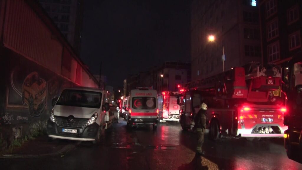 Esenyurt’ta sitede yangın paniği: 14 katlı bina boşaltıldı