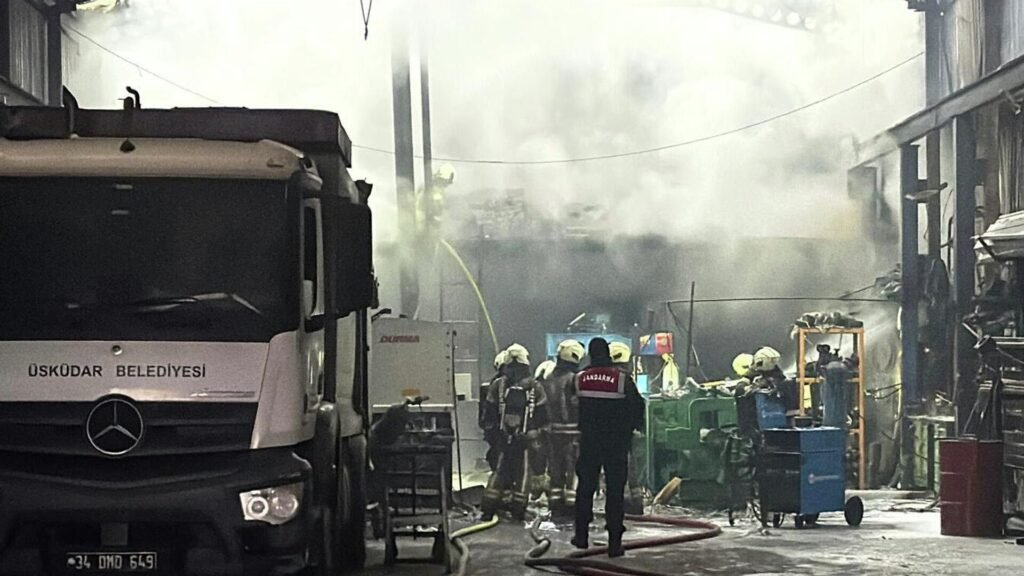 Eyüpsultan’da 3 ayrı iş yerinde yangın: Yoğun duman var, ekiplerin müdahalesi sürüyor