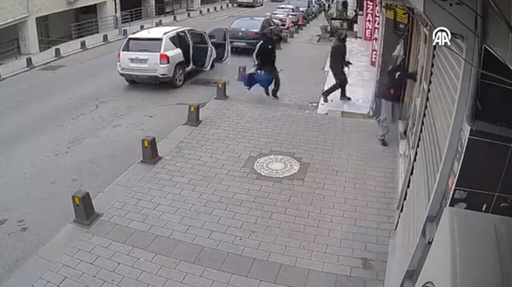 Eyüpsultan’da altınları vermeyen kuyumcuyu silahla vurup kaçtılar