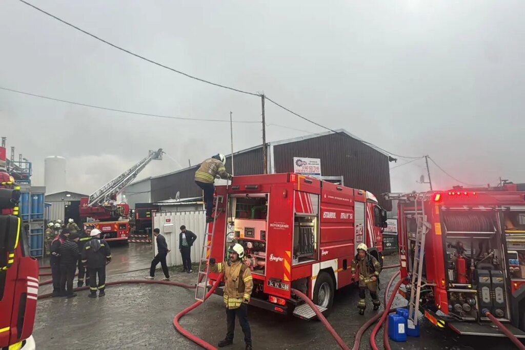 Eyüpsultan’da üç iş yerinde yangın