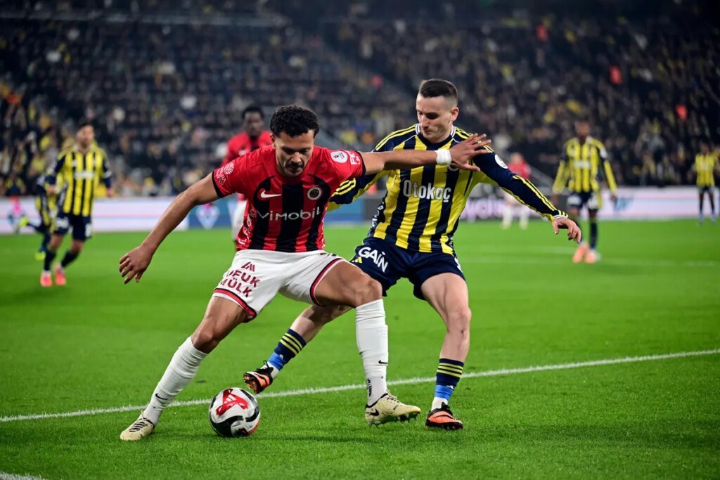 Fenerbahçe Kadıköy’de Gençlerbirliği’ni mağlup etti, zirve takibi sürüyor