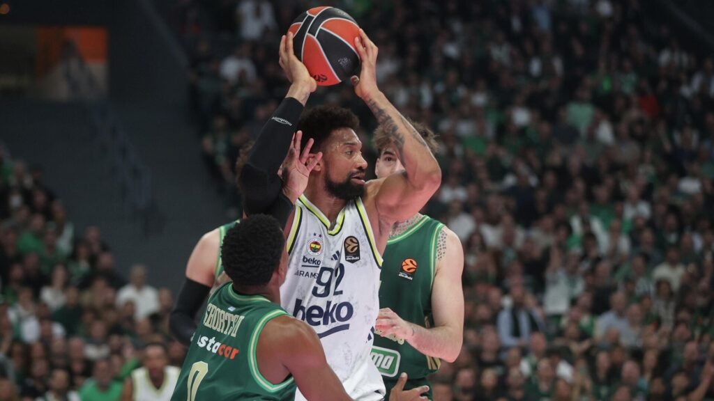 Fenerbahçe, Panathinaikos’u deplasmanda devirdi