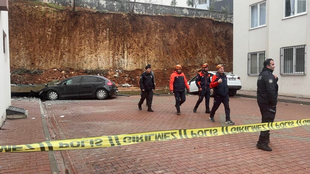 Gaziantep’te sitenin istinat duvarı çöktü, 4 blok boşaltıldı