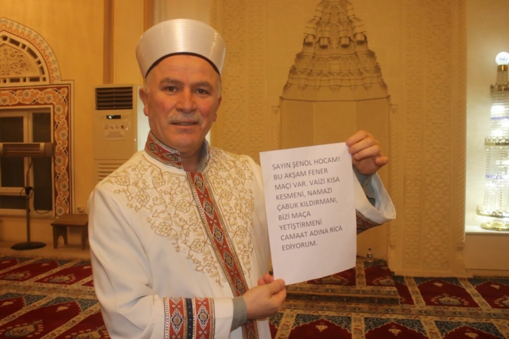 Gençler istedi, imam maça yetiştirdi. Vaazı kısa tuttu, ilahileri azalttı