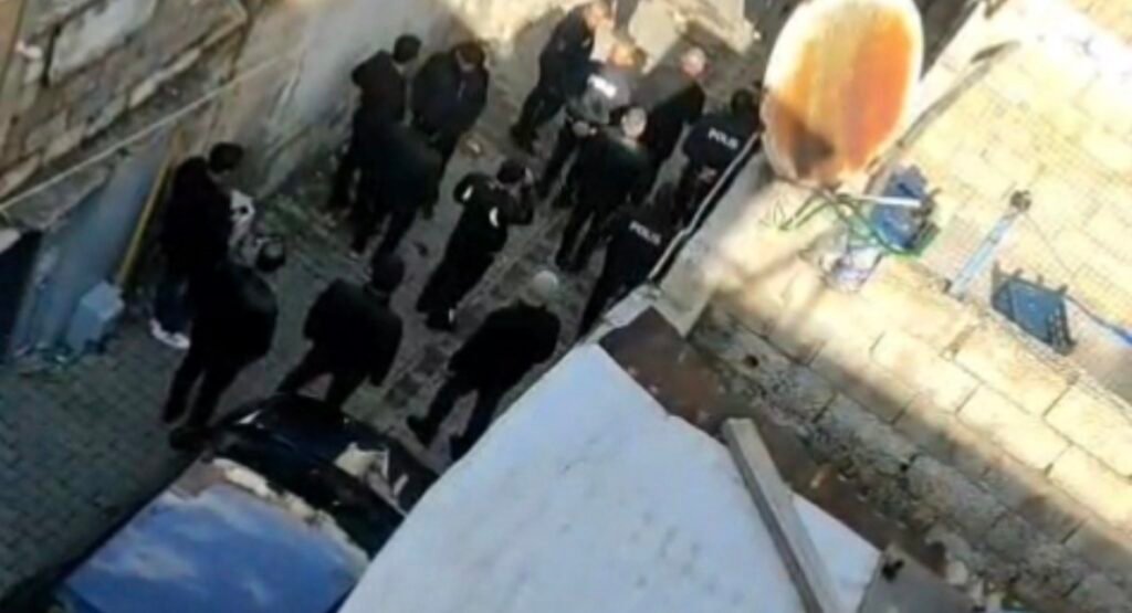 Güzdüz vakti eve giren hırsızlar iki kadına darbetti