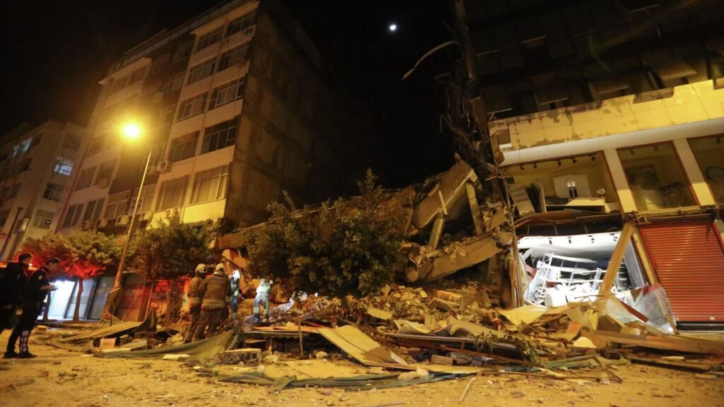 Hatay’da yıkım sırasında 6 katlı bina çöktü: Arama çalışması başlatıldı