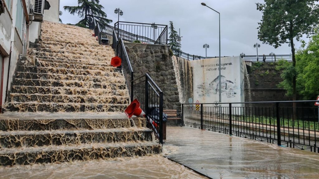 İzmir ve Ankara dahil 49 il için sarı kodlu sağanak ve fırtına uyarısı: Rüzgarın hızı saatte 90 km’ye çıkıyor