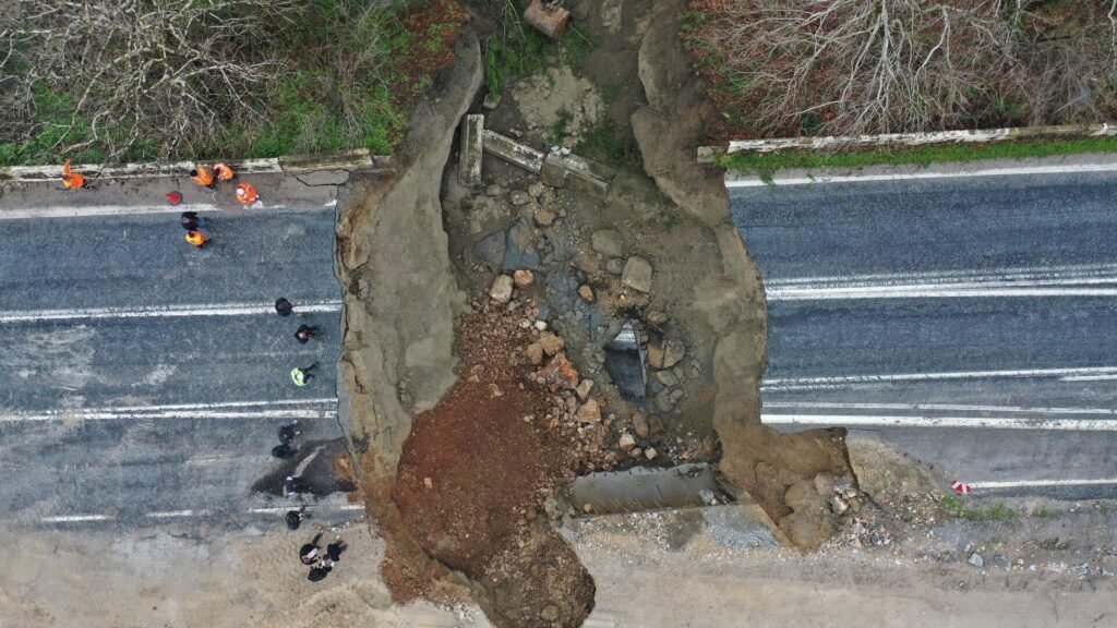 İzmir’de şiddetli yağış nedeniyle Selçuk-Aydın kara yolu çöktü
