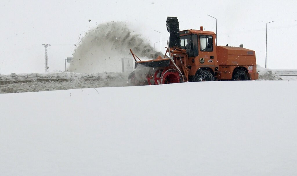 Kars’ta 77 köy yolu ulaşıma kapandı