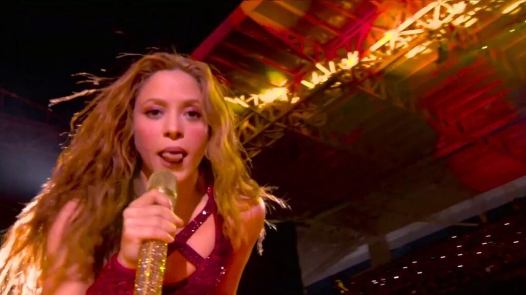 Konserde talihsiz anlar: Shakira sahnede düştü