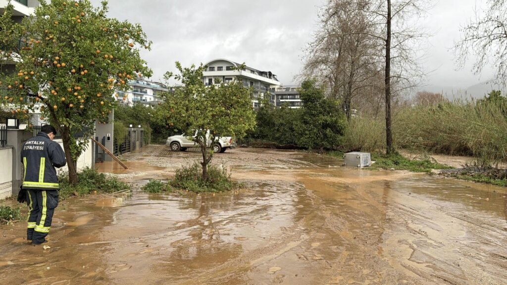 Kuvvetli sağanak ve fırtına: İki ilde eğitime hava engeli