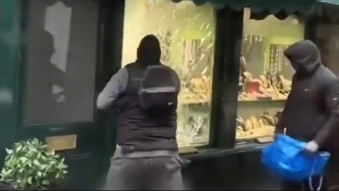 Londra’da gündüz vakti soygun: Maskeli şüpheliler camları kırdı