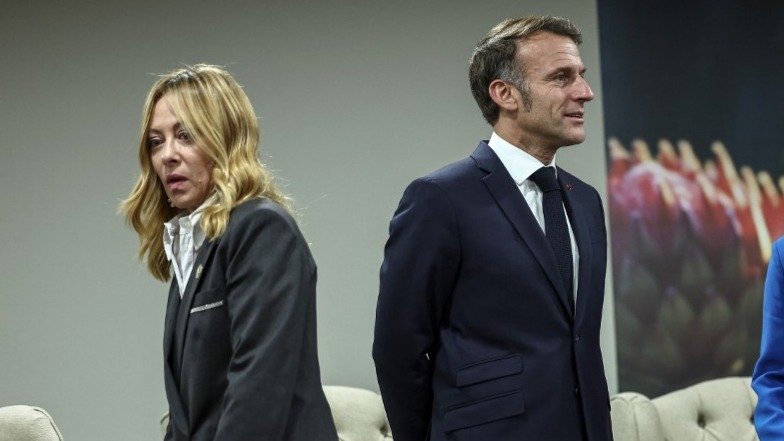 Macron’dan Meloni’ye tepki. “Başkalarında olup bitenler hakkında yorum yapmayı bırakmalı”