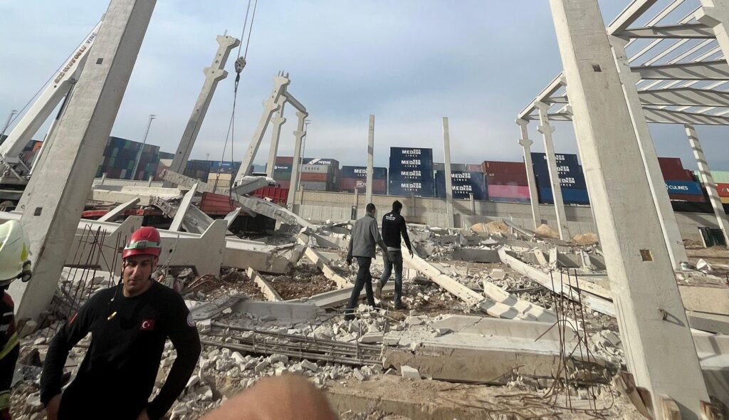 Mersin’de inşaat şantiyesinde beton bloklar devrildi. 2’si ağır 3 yaralı