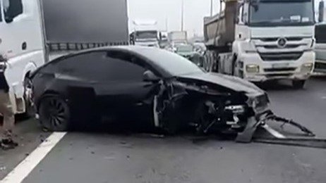 Otopilottaki Tesla TEM’de karşı şeride daldı